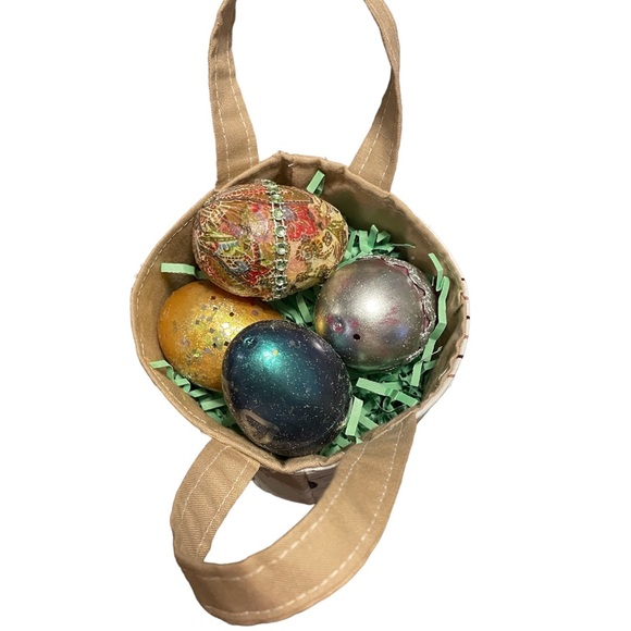 Small canvas bag. Size is approximately 5 3/4“ high x 3 3/4“ wide. - Picture 4 of 7